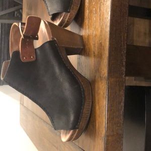 Dansko Reggie Women’s Black Black Leather Peep Toe Buckle sandals